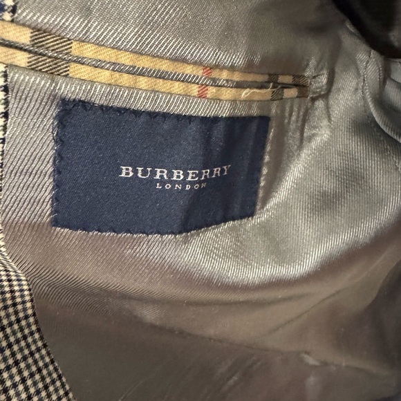 Burberry Gray Sport Coat with Sophisticated Texture - Picture 7 of 13